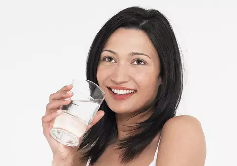 Peste 70% dintre români nu consumă cantitatea zilnică recomandată de lichide