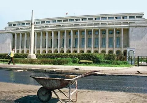 Guvernul va putea emite ordonanţe în vacanţa parlamentară