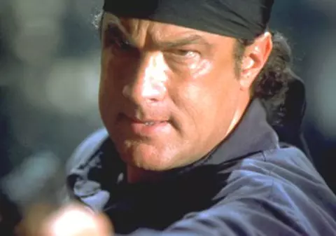Steven Seagal, acuzat că dă bătaie ”pe bune” la filmări