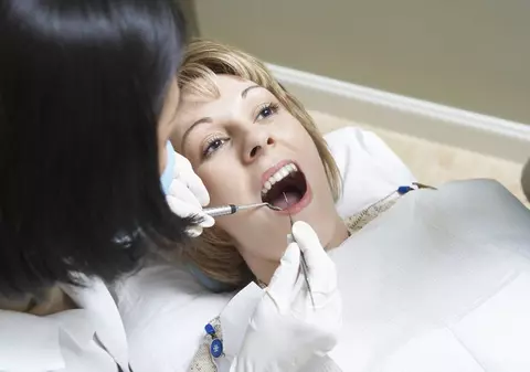 O sursă luminoasă albastră ar putea preveni cariile dentare