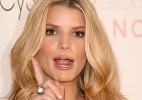 Jessica Simpson se leagă de testiculele colegilor de la sală