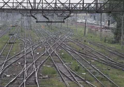 S-a ales cu capul spart şi două coaste rupte după ce a sărit în faţa trenului