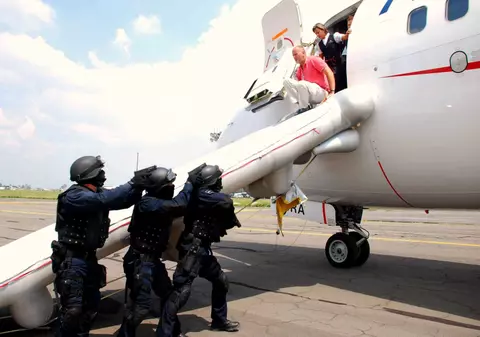 American arestat pentru că a pretins că are o bombă asupra sa