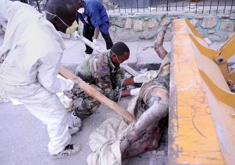 Video / 15.000 de cadavre, strânse şi înhumate în Haiti 