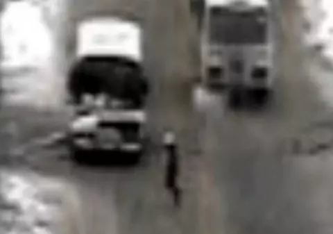Lovită de autobuz şi salvată de zăpadă / Video