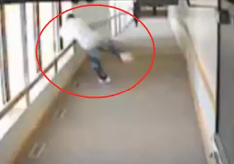 A încercat să sară printr-un geam, aşa cum a văzut în filme / Video