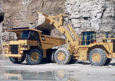Doi români au vrut să fure un excavator în Italia