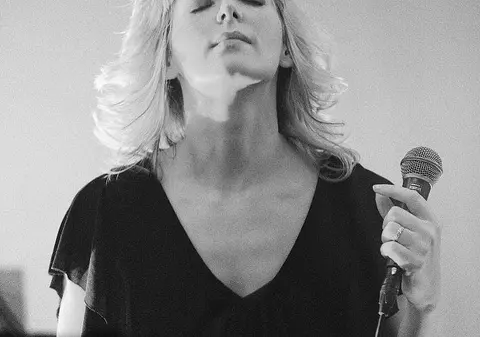 Artista britanică LU are concert la Clubul Ţăranului