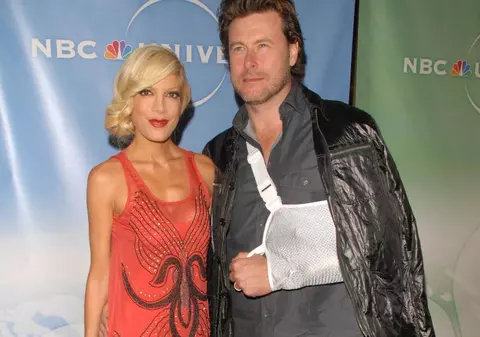 Tori Spelling şi soţul său le arată copiilor poze cu ei goi