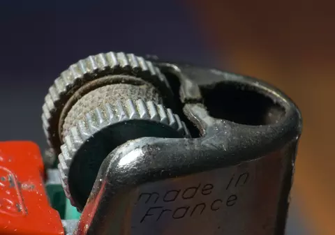 O britanică inhalează gaz de brichetă pentru a-şi calma durerile de cap