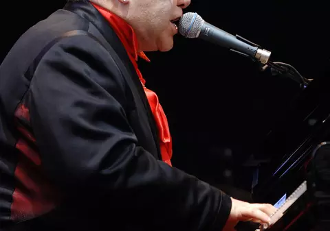 Elton John şi-a amânat concertul cu o săptămână