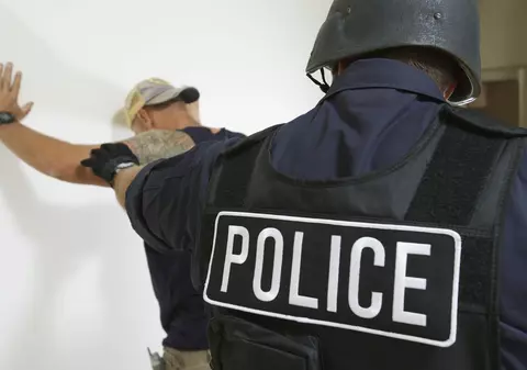 Doi poliţişti suspendaţi după ce au bătut un suspect încătuşat