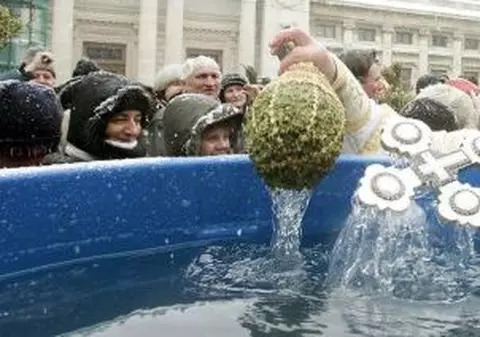 Un preot bolnav de COVID a mers cu Boboteaza într-un sat din Cluj. „Se verifică la câte persoane și la cine a fost”