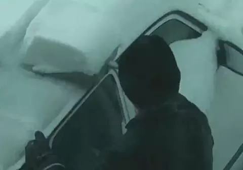 Cum să-ţi cureţi maşina de zăpadă.... într-o oră / Video