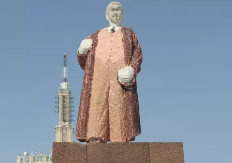 Statuia lui Lenin din bomboane, în faţă la Casa Presei