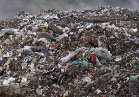 Cadavrul decapitat al unei femei, găsit la o groapă de gunoi din Buzău