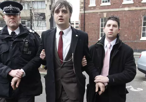 Pete Doherty, amendat pentru că deţinea droguri în timp ce era audiat 
