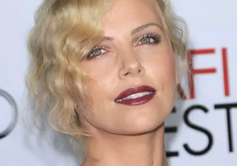 Charlize Theron: ”Când mă trezesc, arăt ca personajul meu din «Monstru»”