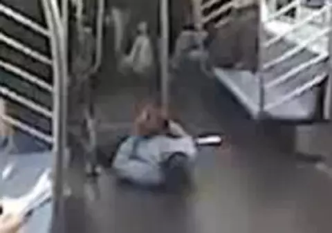 Un om se tăvălea cu o găină, pe jos, în metrou în SUA / Video