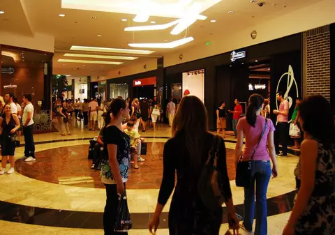 Magazinele din Băneasa deschise noaptea pentru cumpărături