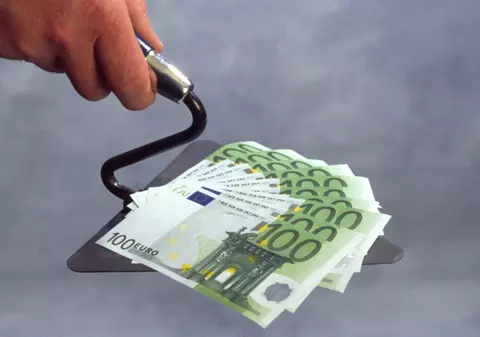 Româncă prinsă cu bancnote false în Italia