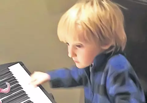 Fiul Nadiei Comăneci cântă la pian