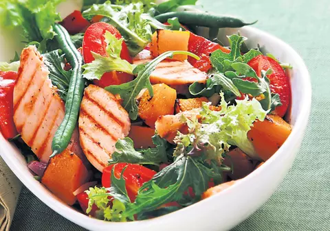 Uită de mâncărurile grele! Fă-ţi o salată