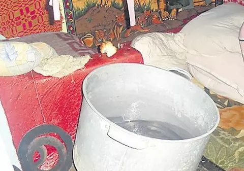 Copilul a căzut în oala de pe sobă şi a fiert