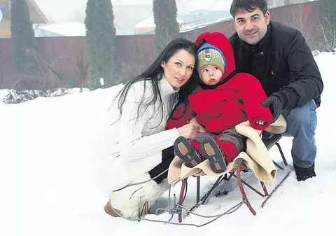 Nicoleta Luciu şi Zsolt şi-au plimbat fiul cu sania prin Ciuc