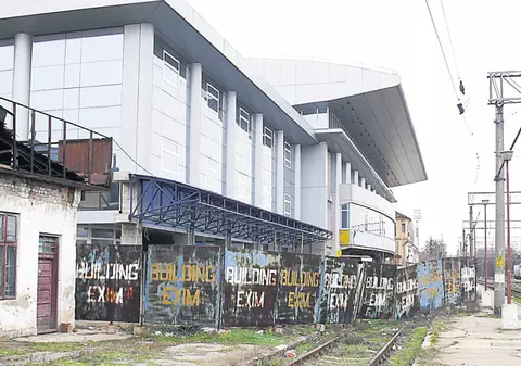 Culmea prostiei în Mehedinţi! Au construit gara peste calea ferată