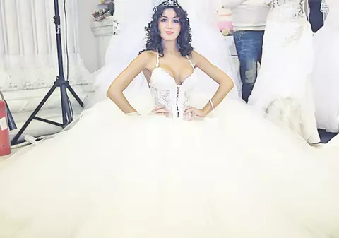 5.600 €, rochia cu 13.280 de cristale Swarovski