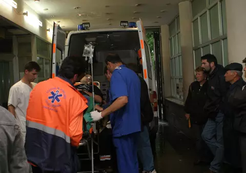 Le-a tăiat gâtul fiicelor sale, apoi s-a aruncat de la etaj