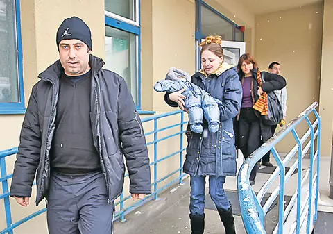 Bebeluşul ars în incubator a plecat acasă