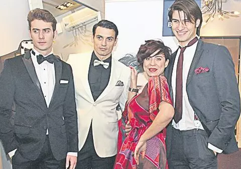 Adina Buzatu îi învaţă pe români să se îmbrace la nuntă