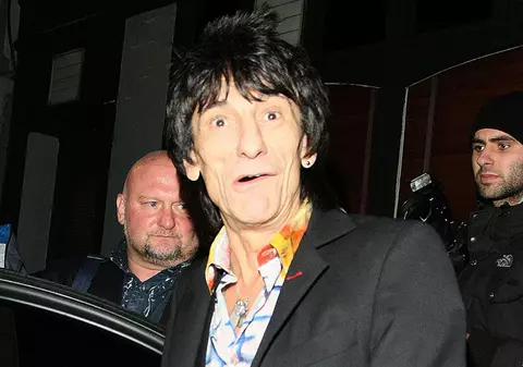 Ronnie Wood se tratează de alcool cu droguri