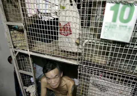 Zece chinezi trăiesc de un an într-o toaletă publică