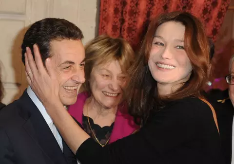 Carla Bruni s-a retras de la San Remo din cauza unui cântec ce îi insultă soţul