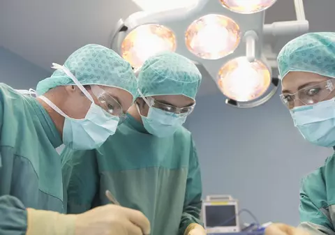 Un copil aude după o intervenţie în premieră la Târgu Mureş