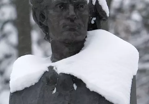 Scriitorii cer canonizarea lui Eminescu