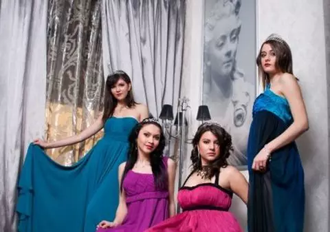 Cele mai frumoase boboace de liceu se pregătesc de "Gala Balurilor"