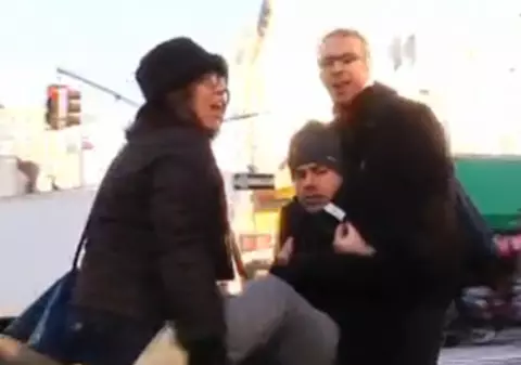 Video / A traversat Manhattan-ul cărat de trecători