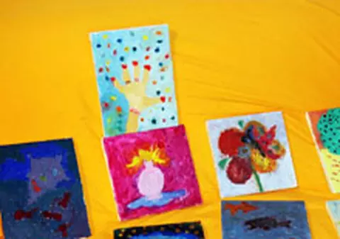 Picturile unei copile de 3 ani din Piteşti, adevărate opere de artă