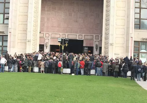 Zeci de angajaţi au dat în judecată Teatrul Naţional