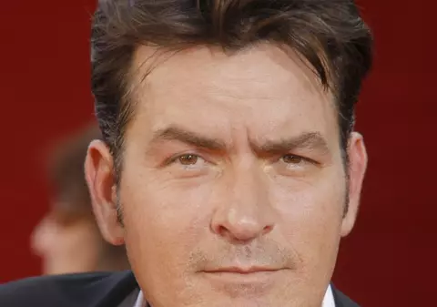 Maşina lui Charlie Sheen, furată şi aruncată în prăpastie