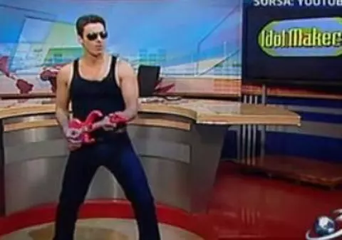 Video / Mircea Badea s-a dezbrăcat în timp ce făcea karaoke