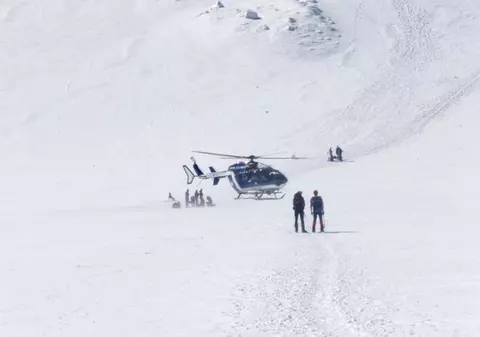 Un militar a supraviețuit șase zile în zăpadă, după ce a fost prins de avalanșă