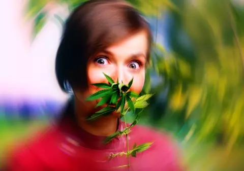 A ajuns la urgenţe de la o ţigară din plante etnobotanice