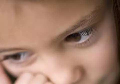 Şi-a torturat fiica de patru ani pentru că nu ştia alfabetul
