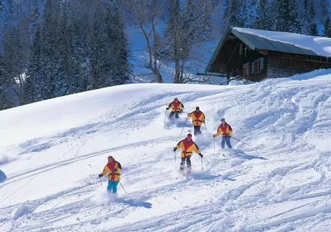5 schiori au fost surprinşi de o avalanşă, în Masivul Bucegi