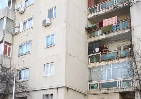 A căzut de la etajul 4 când strângea rufele de pe balcon 